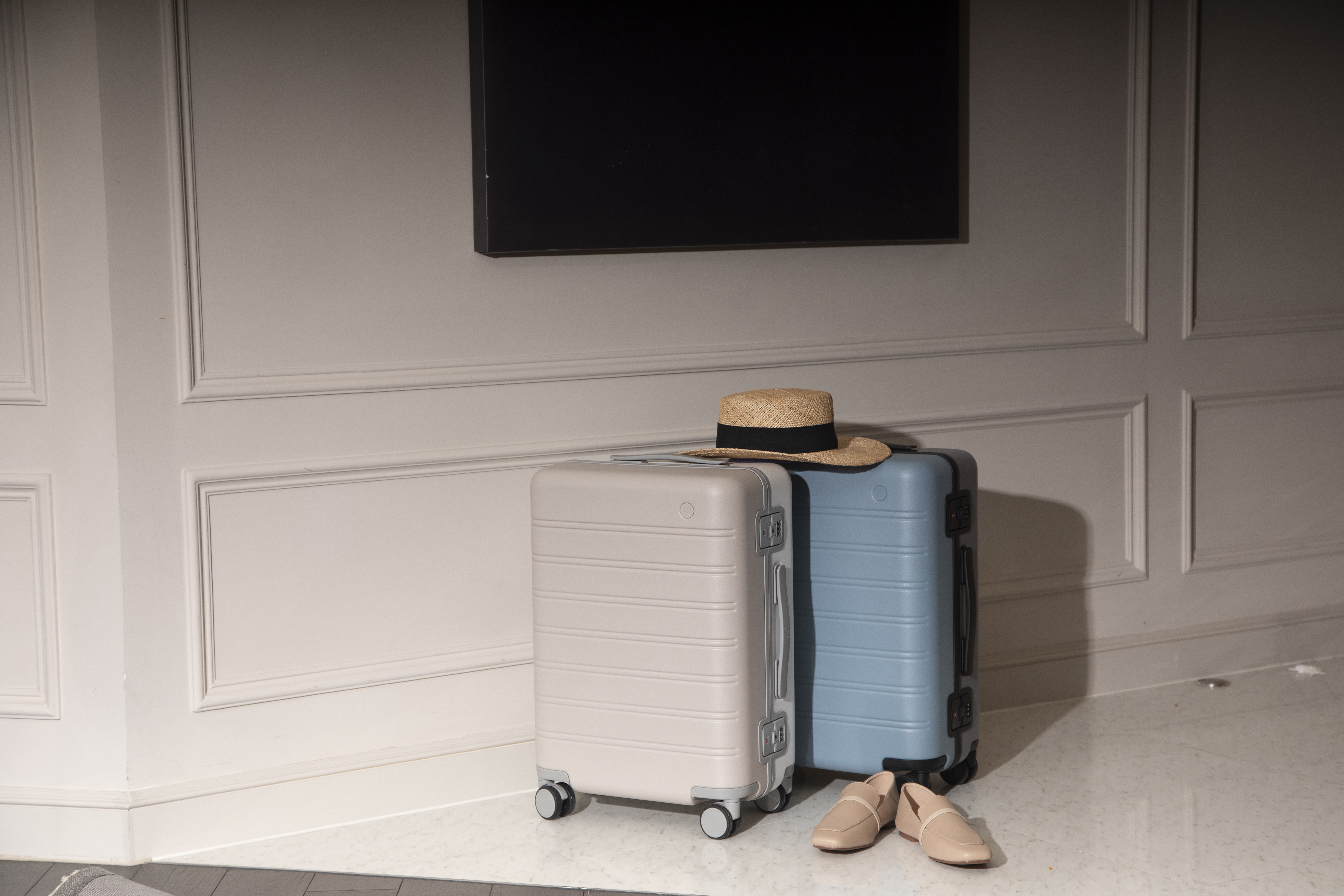 Фотография Чемодан Xiaomi NinetyGo Rhine Luggage 28'' Moonlight White+Mocha Brown Фотография Чемодан Xiaomi NinetyGo Rhine Luggage 28'' Moonlight White+Mocha Brown