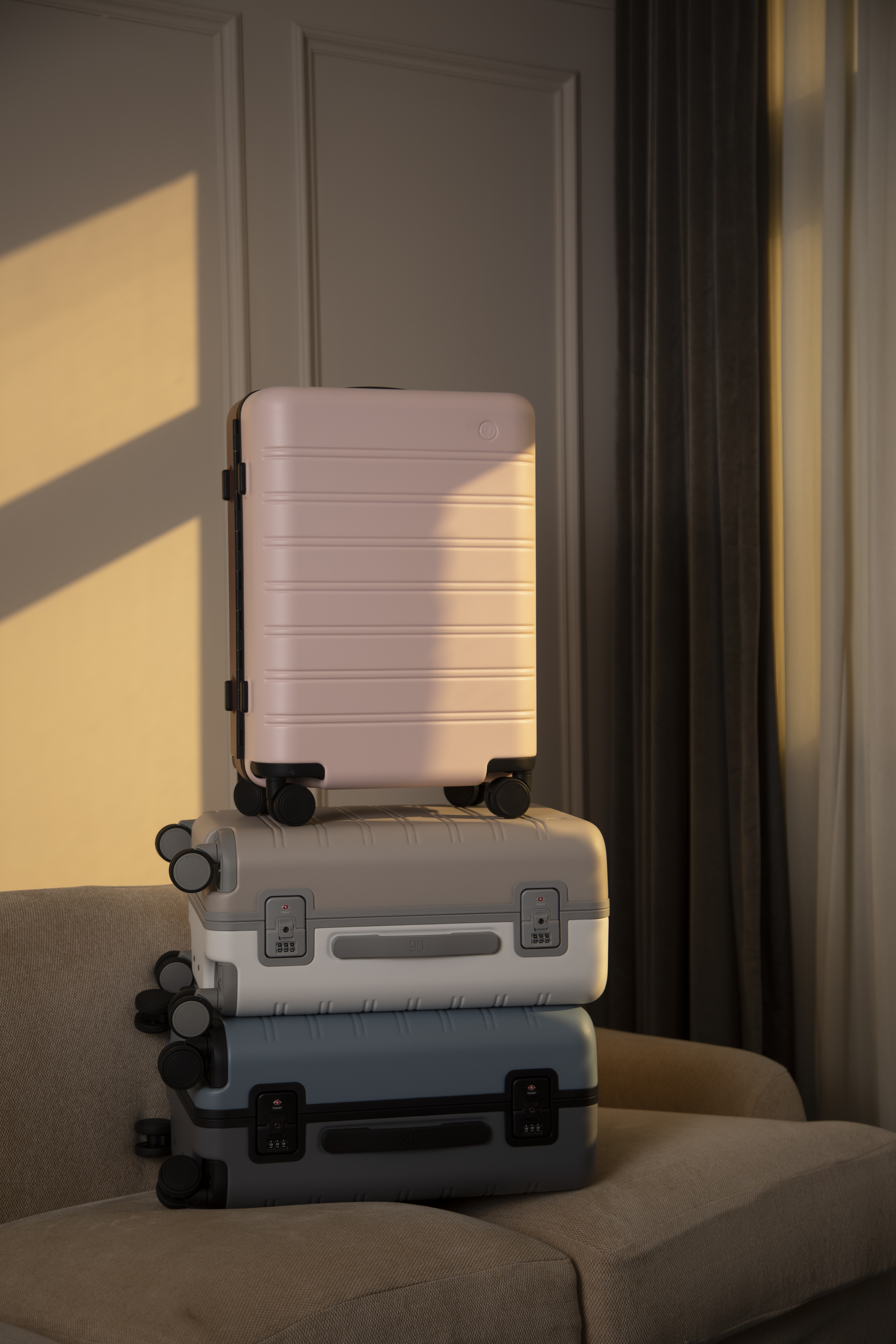 Фотография Чемодан Xiaomi NinetyGo Rhine Luggage 28'' Moonlight White+Mocha Brown Фотография Чемодан Xiaomi NinetyGo Rhine Luggage 28'' Moonlight White+Mocha Brown
