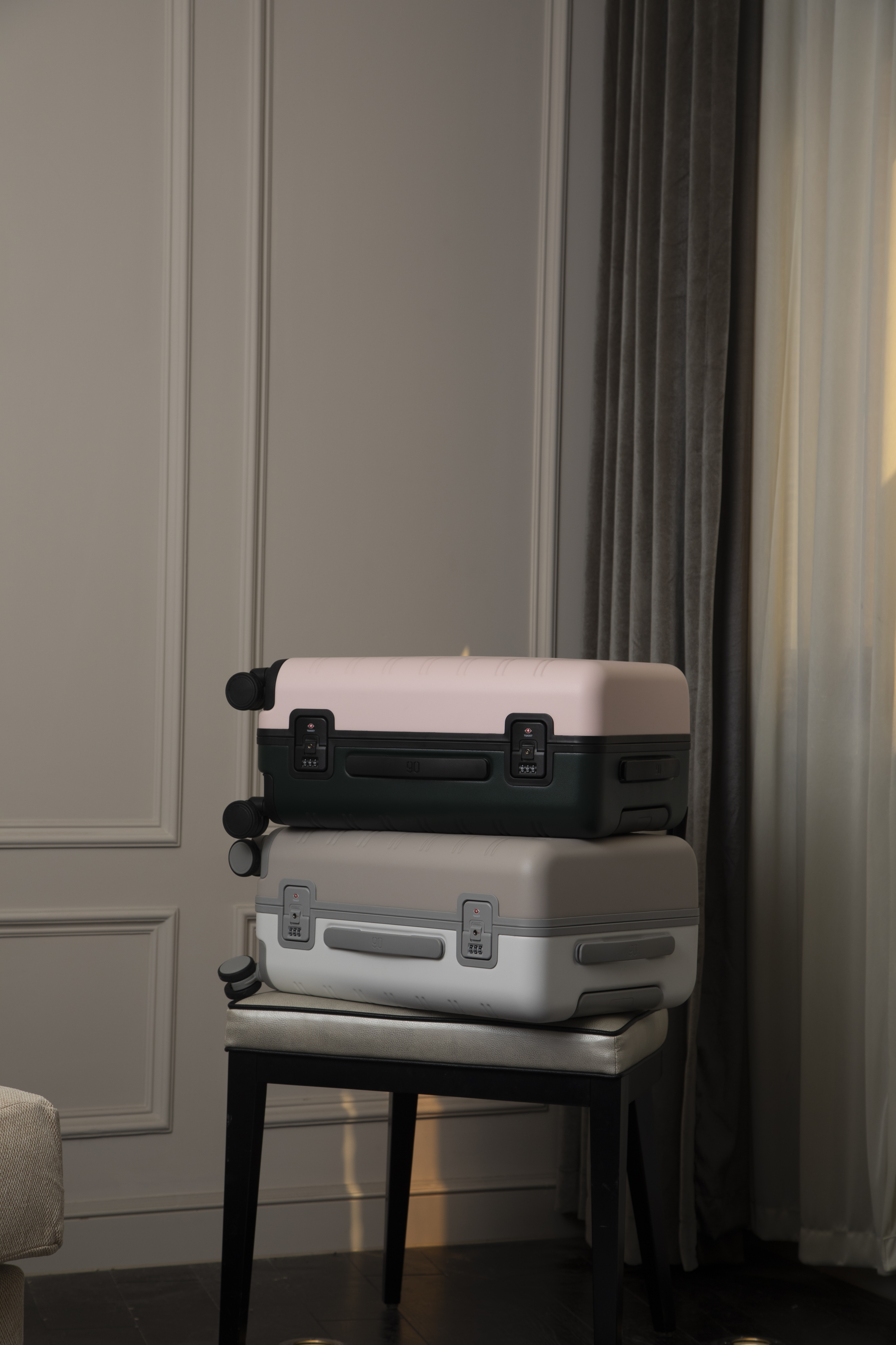 Картинка Чемодан Xiaomi NinetyGo Rhine Luggage 28'' Moonlight White+Mocha Brown Картинка Чемодан Xiaomi NinetyGo Rhine Luggage 28'' Moonlight White+Mocha Brown