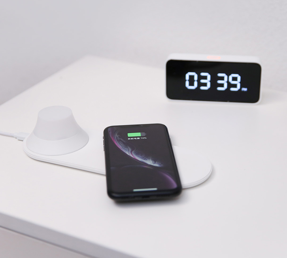 Фотография Ночник-светильник с беспроводной зарядкой Xiaomi Yeelight Wireless Charge Nightlight (YLYD08YI) Фотография Ночник-светильник с беспроводной зарядкой Xiaomi Yeelight Wireless Charge Nightlight (YLYD08YI)