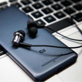 Фотография Наушники Xiaomi Mi In-Ear Headphones Silver Фотография Наушники Xiaomi Mi In-Ear Headphones Silver