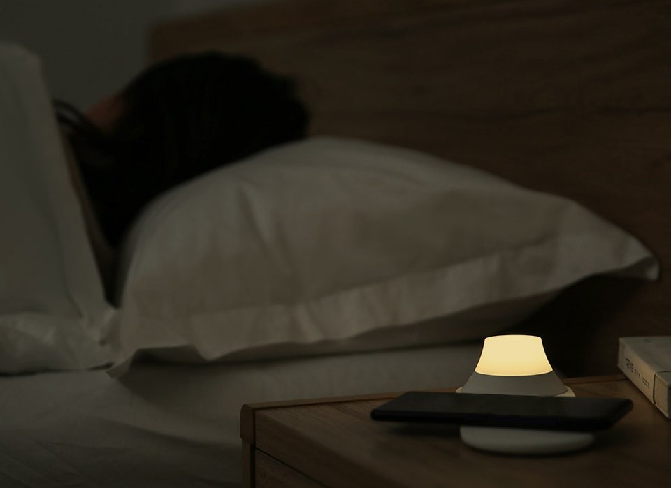 Фото Ночник-светильник с беспроводной зарядкой Xiaomi Yeelight Wireless Charge Nightlight (YLYD08YI) Фото Ночник-светильник с беспроводной зарядкой Xiaomi Yeelight Wireless Charge Nightlight (YLYD08YI)