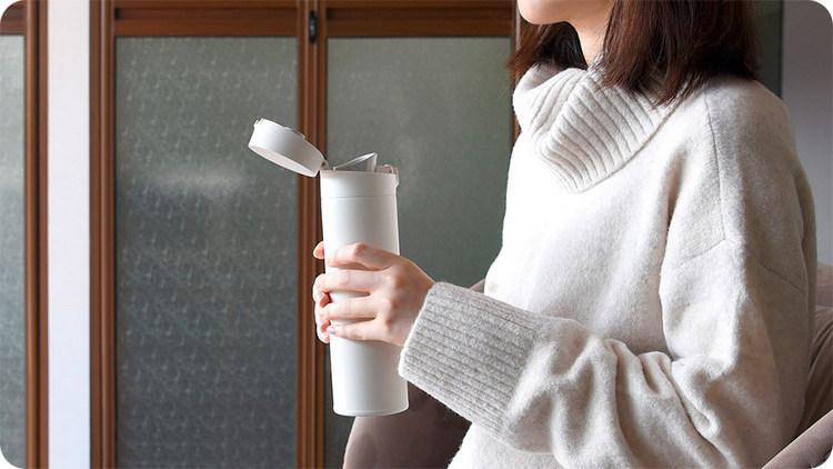 Девушка держит в руках термос MiJia Cup 2 480ml