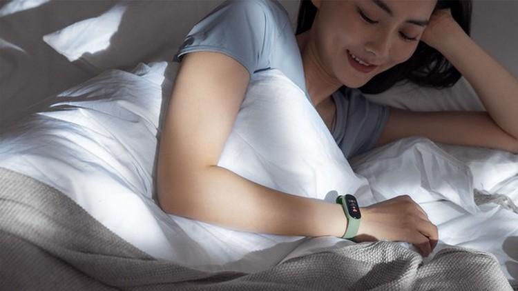Mi Band 5 мониторит фазы сна в любое время суток