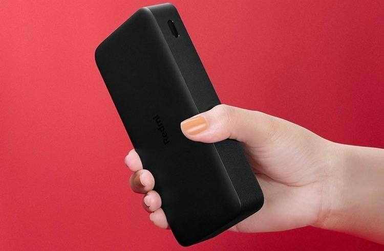 Power Bank Xiaomi Redmi 20000 mAh Black весит 440 грамм