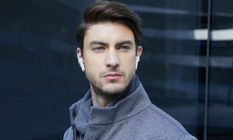 Мужчина в наушниках Mi Air True Wireless Earphones Lite