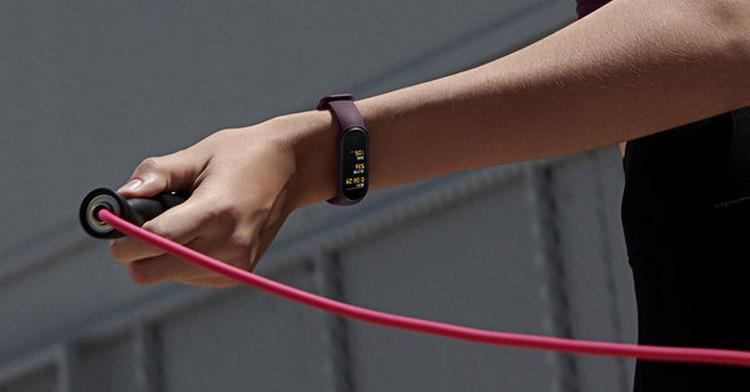 Mi Band 5 подсчитывает прыжки на скакалке