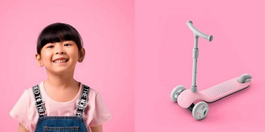Девочка и самокат MiTU Rice Rabbit Scooter