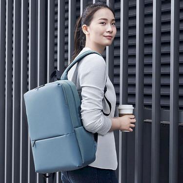 Девушка надела рюкзак Mi Classic Business Backpack 2 на одно плечо