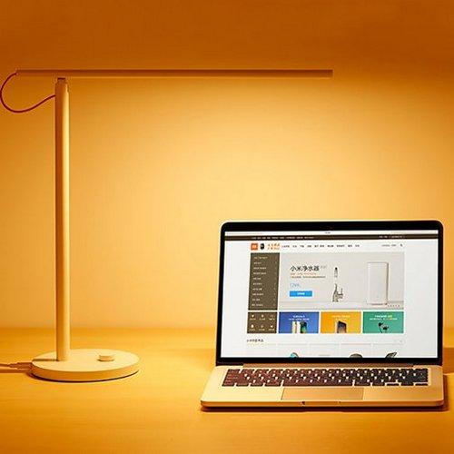 Mi LED Desk Lamp 1S MUE4105GL подходит для работы за компьютером
