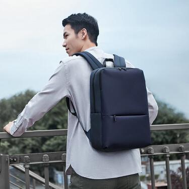 У парня на спине надет рюкзак Mi Classic Business Backpack 2