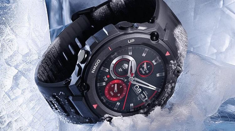Часы Amazfit T-Rex лежат на снегу