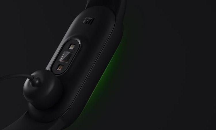 Для зарядки Mi Band 5 не нужно вынимать из ремешка
