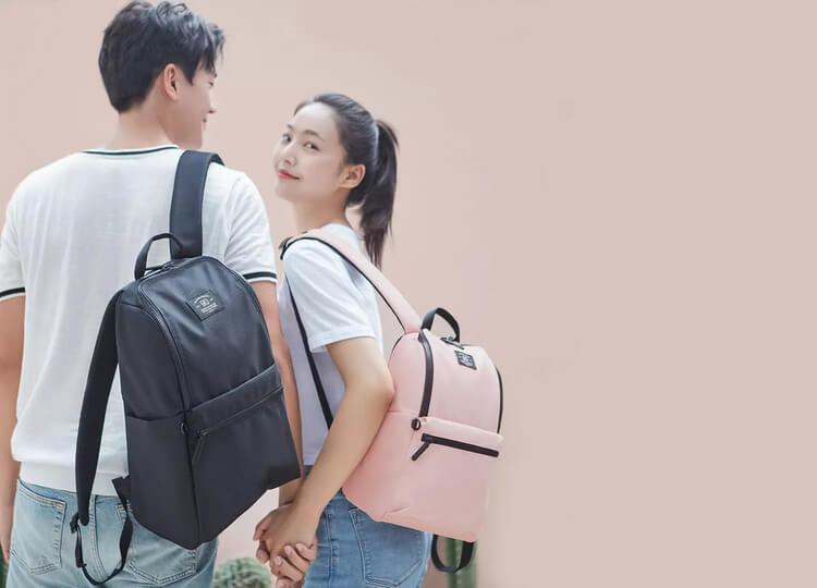 Парень с девушкой надели рюкзаки Ninetygo Light Travel на одно плечо