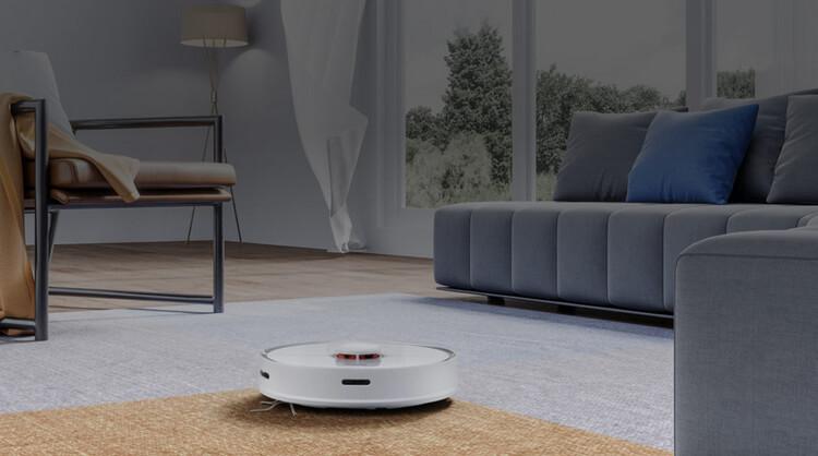 Робот-пылесос Roborock S5 Max в центре комнаты