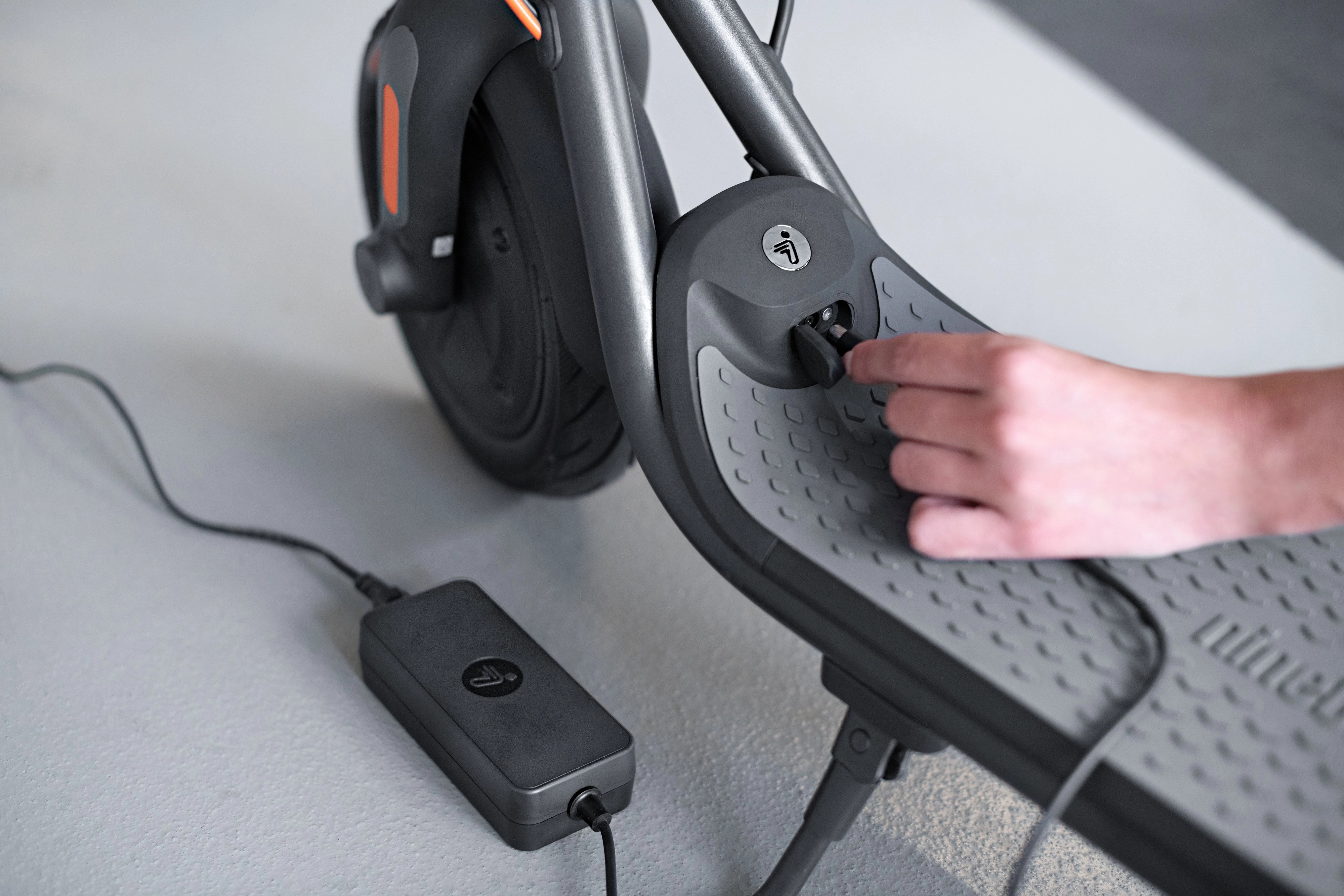 Картинка Электросамокат Xiaomi Ninebot KickScooter F25E Black Картинка Электросамокат Xiaomi Ninebot KickScooter F25E Black
