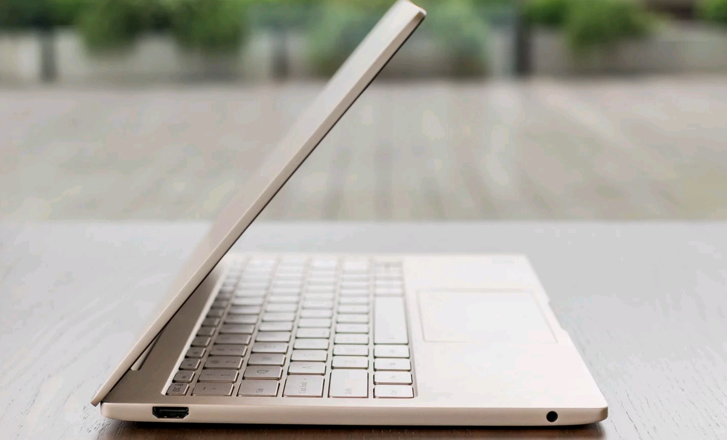 Картинка Ноутбук Xiaomi Mi Air 12,5" Core m3 4Gb/128Gb Gold (JYU4048CN) Картинка Ноутбук Xiaomi Mi Air 12,5" Core m3 4Gb/128Gb Gold (JYU4048CN)